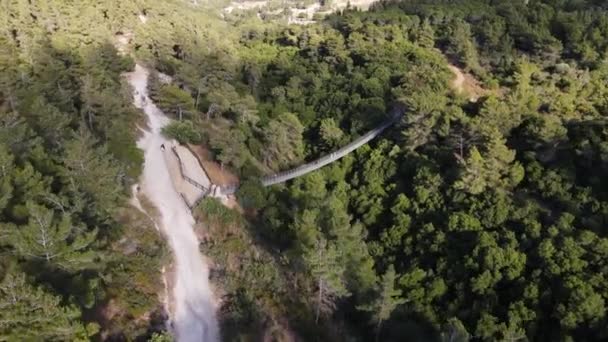 Vue aérienne vers le public Pont suspendu du parc Nesher dans la ville de Nesher dans le nord d'Israël — Video