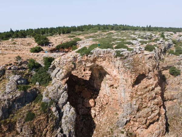 Keshet洞窟 イスラエルのShlomi市の近くに壮大な景色を望む浅い洞窟の遺跡にまたがる古代の天然石灰岩のアーチ — ストック写真