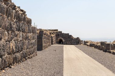 Afula, İsrail, 18 Temmuz 2020: İsrail 'deki Ürdün Vadisi' nin yukarısındaki bir tepenin üzerindeki büyük Konukseverler Kalesi Belvoir - Ürdün Yıldızı