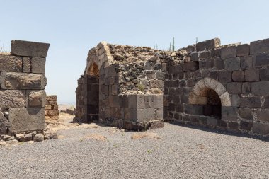 Afula, İsrail, 18 Temmuz 2020: İsrail 'deki Ürdün Vadisi' nin yukarısındaki bir tepenin üzerindeki büyük Konukseverler Kalesi Belvoir - Ürdün Yıldızı