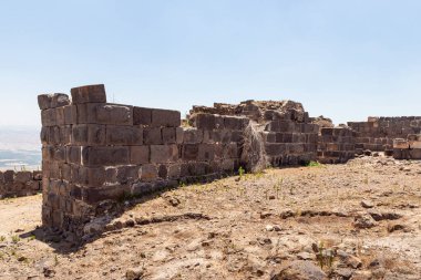 Afula, İsrail, 18 Temmuz 2020: İsrail 'deki Ürdün Vadisi' nin yukarısındaki bir tepenin üzerindeki büyük Konukseverler Kalesi Belvoir - Ürdün Yıldızı