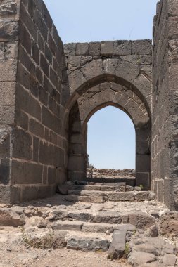 Afula, İsrail, 18 Temmuz 2020: İsrail 'deki Ürdün Vadisi' nin yukarısındaki bir tepenin üzerindeki büyük Konukseverler Kalesi Belvoir - Ürdün Yıldızı