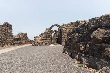 Afula, İsrail, 18 Temmuz 2020: İsrail 'deki Ürdün Vadisi' nin yukarısındaki bir tepenin üzerindeki büyük Konukseverler Kalesi Belvoir - Ürdün Yıldızı