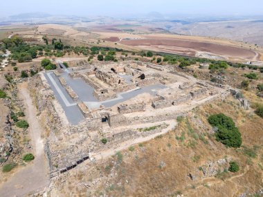 Afula, İsrail, 18 Temmuz 2020: İsrail 'deki Ürdün Vadisi' nin yukarısındaki bir tepenin üzerindeki büyük Hastahaneler Kalesi Belvoir - Ürdün Yıldızı 'nın kalıntılarına havadan bakış