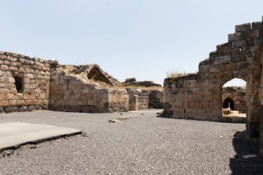 Afula, İsrail, 18 Temmuz 2020: İsrail 'deki Ürdün Vadisi' nin yukarısındaki bir tepenin üzerindeki büyük Konukseverler Kalesi Belvoir - Ürdün Yıldızı