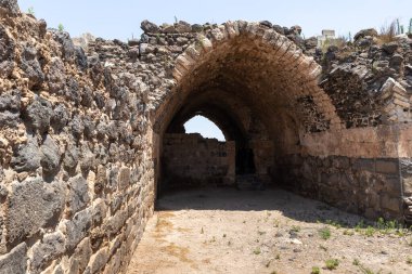 Afula, İsrail, 18 Temmuz 2020: İsrail 'deki Ürdün Vadisi' nin yukarısındaki bir tepenin üzerindeki büyük Konukseverler Kalesi Belvoir - Ürdün Yıldızı