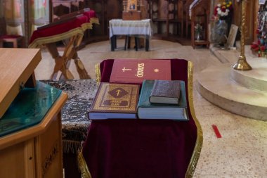 Tiberias, İsrail, 18 Temmuz 2020: Mübarek kitaplar, İsrail 'in kuzeyindeki Tiberya kentinden çok da uzak olmayan Celile Denizi kıyısındaki Havariler Kilisesi' nde yer almaktadır.