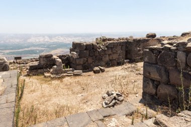 Afula, İsrail, 18 Temmuz 2020: İsrail 'deki Ürdün Vadisi' nin yukarısındaki bir tepenin üzerindeki büyük Konukseverler Kalesi Belvoir - Ürdün Yıldızı