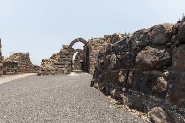 Afula, İsrail, 18 Temmuz 2020: İsrail 'deki Ürdün Vadisi' nin yukarısındaki bir tepenin üzerindeki büyük Konukseverler Kalesi Belvoir - Ürdün Yıldızı