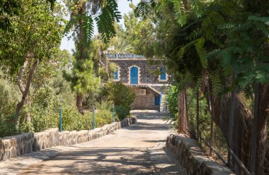 Tiberias, İsrail, 18 Temmuz 2020: İsrail 'in kuzeyindeki Tiberias şehrinden çok uzak olmayan Celile Denizi kıyısındaki Havariler Kilisesi' ne giden karanlık bir sokak.