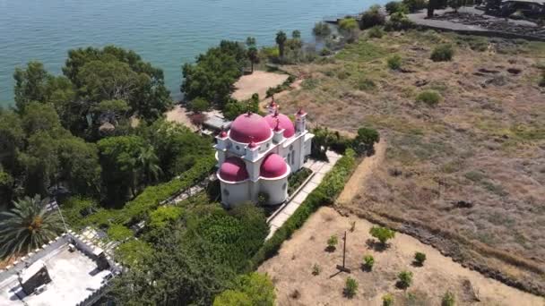 Havariler Kilisesi ve Rum Ortodoks Manastırı 'nın hava manzarası, İsrail' in kuzeyindeki Tiberias kentinden çok uzak olmayan Celile Denizi kıyılarında yer almaktadır. — Stok video