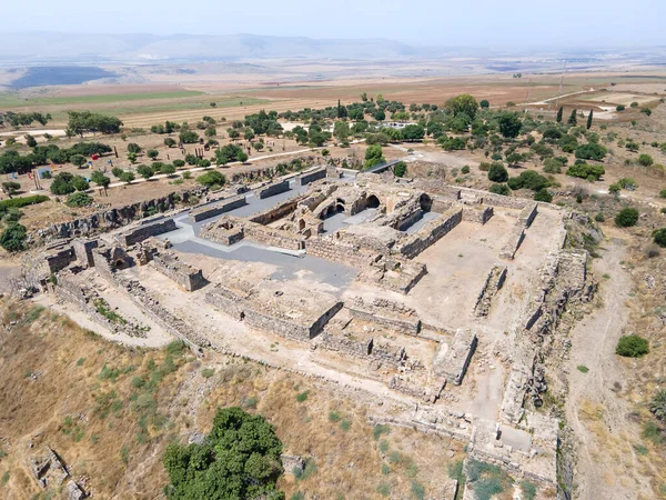 Afula, İsrail, 18 Temmuz 2020: İsrail 'deki Ürdün Vadisi' nin yukarısındaki bir tepenin üzerindeki büyük Hastahaneler Kalesi Belvoir - Ürdün Yıldızı 'nın kalıntılarına havadan bakış