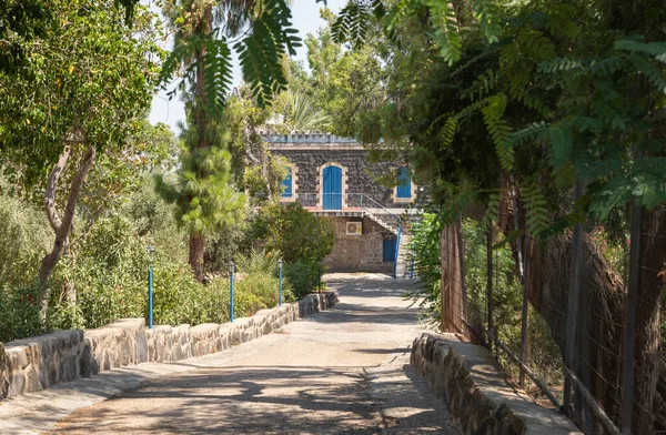 Tiberias, İsrail, 18 Temmuz 2020: İsrail 'in kuzeyindeki Tiberias şehrinden çok uzak olmayan Celile Denizi kıyısındaki Havariler Kilisesi' ne giden karanlık bir sokak.