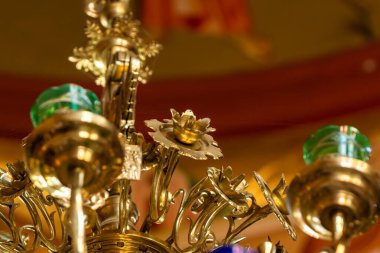 Tiberias, İsrail, 18 Temmuz 2020: İsrail 'in kuzeyindeki Tiberya Denizi kıyısında bulunan Havariler Kilisesi' nin ana salonundaki dekoratif bir metal avizenin bir parçası.