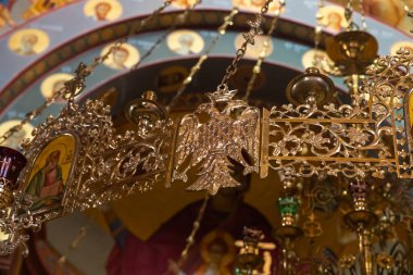 Tiberias, İsrail, 18 Temmuz 2020: İsrail 'in kuzeyindeki Tiberya Denizi kıyısında bulunan Havariler Kilisesi' nin ana salonundaki dekoratif bir metal avizenin bir parçası.