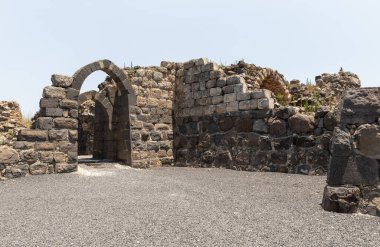 Afula, İsrail, 18 Temmuz 2020: İsrail 'deki Ürdün Vadisi' nin yukarısındaki bir tepenin üzerindeki büyük Konukseverler Kalesi Belvoir - Ürdün Yıldızı