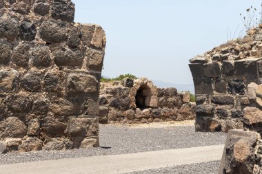 Afula, İsrail, 18 Temmuz 2020: İsrail 'deki Ürdün Vadisi' nin yukarısındaki bir tepenin üzerindeki büyük Konukseverler Kalesi Belvoir - Ürdün Yıldızı