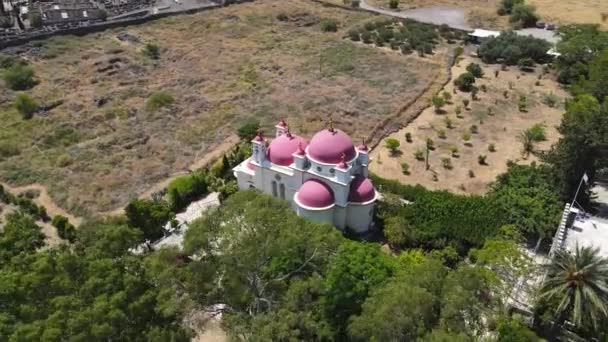 Havariler Kilisesi ve Rum Ortodoks Manastırı 'nın hava manzarası, İsrail' in kuzeyindeki Tiberias kentinden çok uzak olmayan Celile Denizi kıyılarında yer almaktadır. — Stok video