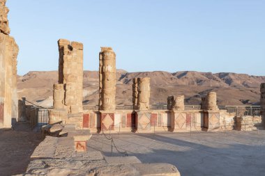 Büyük Herod 'un Massada' daki sarayının kalıntıları, Büyük Herod tarafından Ölü Deniz kıyısındaki bir uçurumun tepesine inşa edilen kale. Ülke UNESCO Dünya Mirasları Listesinde yer alıyor