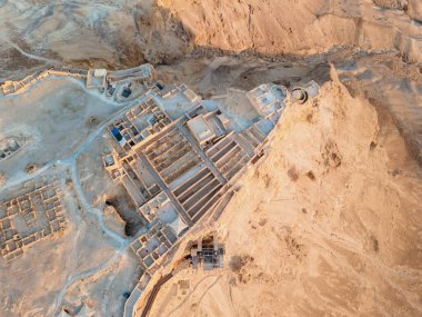 Massada harabelerinin havadan görünüşü Büyük Herod tarafından Ölü Deniz kıyısındaki bir uçurumun tepesine inşa edilmiş bir kaledir. M.S. 1. yüzyılda Romalılar tarafından yok edildi ve UNESCO Dünya Mirasları Listesi 'ne dahil edildi.