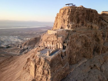 Massada harabelerinin havadan görünüşü Büyük Herod tarafından Ölü Deniz kıyısındaki bir uçurumun tepesine inşa edilmiş bir kaledir. M.S. 1. yüzyılda Romalılar tarafından yok edildi ve UNESCO Dünya Mirasları Listesi 'ne dahil edildi.