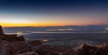 Ürdün dağlarının ve Ölü Deniz 'in üzerinden şafak sökerken. İsrail 'deki Massada Kalesi' nin harabelerinin bölgesinden görüş..