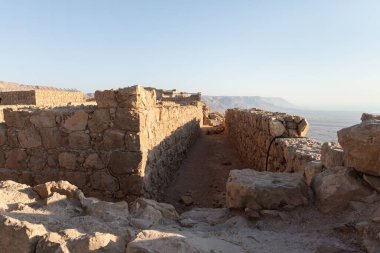 Büyük Herod 'un Massada' daki sarayının kalıntıları, Büyük Herod tarafından Ölü Deniz kıyısındaki bir uçurumun tepesine inşa edilen kale. Ülke UNESCO Dünya Mirasları Listesinde yer alıyor