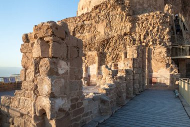 Büyük Herod 'un Massada' daki sarayının kalıntıları, Büyük Herod tarafından Ölü Deniz kıyısındaki bir uçurumun tepesine inşa edilen kale. Ülke UNESCO Dünya Mirasları Listesinde yer alıyor