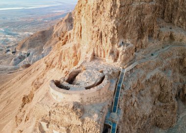 Massada harabelerinin havadan görünüşü Büyük Herod tarafından Ölü Deniz kıyısındaki bir uçurumun tepesine inşa edilmiş bir kaledir. M.S. 1. yüzyılda Romalılar tarafından yok edildi ve UNESCO Dünya Mirasları Listesi 'ne dahil edildi.