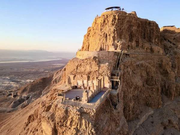 马萨达废墟的空中景观是希律大帝在死海沿岸的悬崖顶上建造的一座城堡 在公元1世纪被罗马人摧毁E 列入教科文组织世界遗产名录 — 图库照片