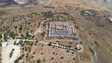 İsrail 'deki Ürdün Vadisi' nin yukarısındaki tepenin üzerindeki Belvoir-Ürdün Yıldızı adlı büyük Konakçılar kalesinin harabelerinin havadan görünüşü.