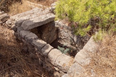 Kafarlet kalesinin eski harabelerinin kalıntıları. Caesarea Lordları 'nın mülküydü, sonra da Hastahanecilere ait oldu. 1291 'de Baybarlar tarafından yakalandı. İsrail 'in kuzeyindeki Atlit şehrinin yakınında.