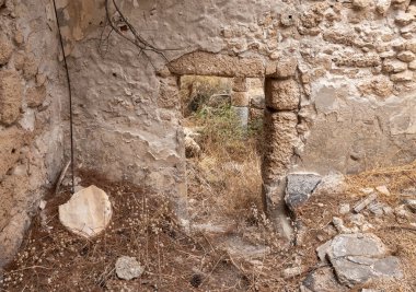 Kafarlet kalesinin eski harabelerinin kalıntıları. Caesarea Lordları 'nın mülküydü, sonra da Hastahanecilere ait oldu. 1291 'de Baybarlar tarafından yakalandı. İsrail 'in kuzeyindeki Atlit şehrinin yakınında.