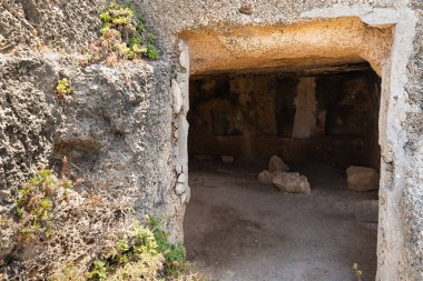 Daha sonra İsrail 'in kuzeyindeki Atlit kenti yakınlarındaki Roma şehri Kart haline gelen eski Fenike kalesinin kalıntıları.