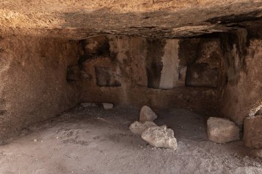 Daha sonra İsrail 'in kuzeyindeki Atlit kenti yakınlarındaki Roma şehri Kart haline gelen eski Fenike kalesinin kalıntıları.