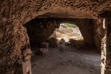 Daha sonra İsrail 'in kuzeyindeki Atlit kenti yakınlarındaki Roma şehri Kart haline gelen eski Fenike kalesinin kalıntıları.