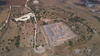 Afula, İsrail, 18 Temmuz 2020: İsrail 'in Ürdün Yıldızı Belvoir, İsrail' in Ürdün Vadisi 'ndeki Ürdün Vadisi' nin yukarısındaki bir tepenin üzerinde yer alan büyük Konukseverlik Kalesi Belvoir 'in harabelerinin havadan görünüşü
