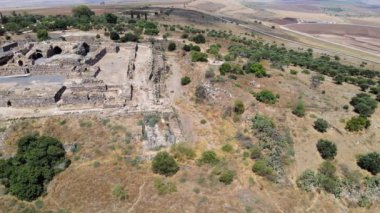 İsrail 'deki Ürdün Vadisi' nin yukarısındaki tepenin üzerindeki Belvoir-Ürdün Yıldızı adlı büyük Konakçılar kalesinin harabelerinin havadan görünüşü.