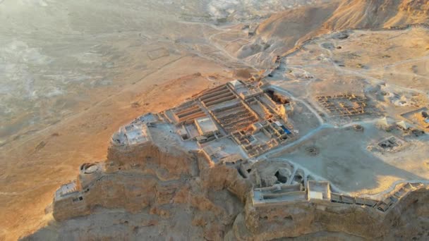 Letecký pohled na trosky Massady je pevnost postavená Herodem Velikým na vrcholu útesu u pobřeží Mrtvého moře. Zničen Římany v 1. století našeho letopočtu e. Zařazen do UNESCO World H — Stock video