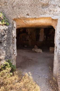Daha sonra İsrail 'in kuzeyindeki Atlit kenti yakınlarındaki Roma şehri Kart haline gelen eski Fenike kalesinin kalıntıları.