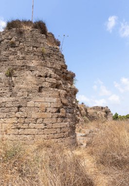 Kafarlet kalesinin eski harabelerinin kalıntıları. Caesarea Lordları 'nın mülküydü, sonra da Hastahanecilere ait oldu. 1291 'de Baybarlar tarafından yakalandı. İsrail 'in kuzeyindeki Atlit şehrinin yakınında.