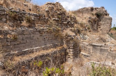 Kafarlet kalesinin eski harabelerinin kalıntıları. Caesarea Lordları 'nın mülküydü, sonra da Hastahanecilere ait oldu. 1291 'de Baybarlar tarafından yakalandı. İsrail 'in kuzeyindeki Atlit şehrinin yakınında.