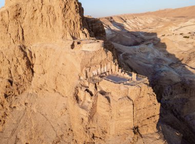 Massada harabelerinin havadan görünüşü Büyük Herod tarafından Ölü Deniz kıyısındaki bir uçurumun tepesine inşa edilmiş bir kaledir. M.S. 1. yüzyılda Romalılar tarafından yok edildi ve UNESCO Dünya Mirasları Listesi 'ne dahil edildi.