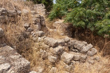 Kafarlet kalesinin eski harabelerinin kalıntıları. Caesarea Lordları 'nın mülküydü, sonra da Hastahanecilere ait oldu. 1291 'de Baybarlar tarafından yakalandı. İsrail 'in kuzeyindeki Atlit şehrinin yakınında.