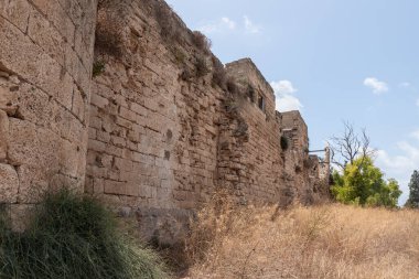 Kafarlet kalesinin eski harabelerinin kalıntıları. Caesarea Lordları 'nın mülküydü, sonra da Hastahanecilere ait oldu. 1291 'de Baybarlar tarafından yakalandı. İsrail 'in kuzeyindeki Atlit şehrinin yakınında.