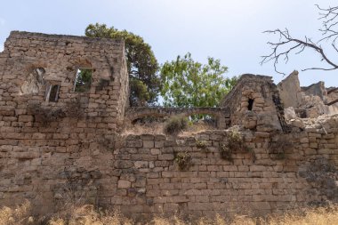 Kafarlet kalesinin eski harabelerinin kalıntıları. Caesarea Lordları 'nın mülküydü, sonra da Hastahanecilere ait oldu. 1291 'de Baybarlar tarafından yakalandı. İsrail 'in kuzeyindeki Atlit şehrinin yakınında.