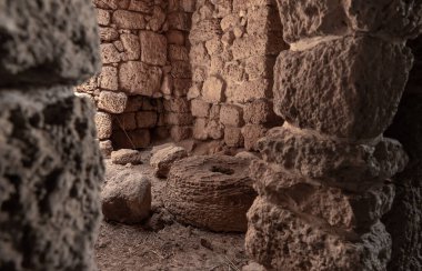 Kafarlet kalesinin eski harabelerinin kalıntıları. Caesarea Lordları 'nın mülküydü, sonra da Hastahanecilere ait oldu. 1291 'de Baybarlar tarafından yakalandı. İsrail 'in kuzeyindeki Atlit şehrinin yakınında.