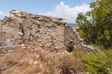 Kafarlet kalesinin eski harabelerinin kalıntıları. Caesarea Lordları 'nın mülküydü, sonra da Hastahanecilere ait oldu. 1291 'de Baybarlar tarafından yakalandı. İsrail 'in kuzeyindeki Atlit şehrinin yakınında.