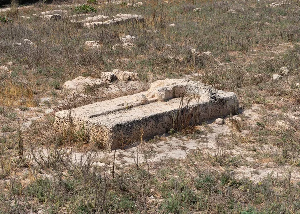 Ein Grabstein Auf Einem Verlassenen Tempelfriedhof Der Nähe Der Festung — Stockfoto