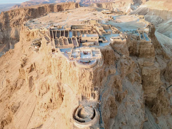 マサダの遺跡の空中ビューは 死海の海岸沖の崖の上にヘロデ大王によって建てられた要塞です 紀元1世紀にローマ人によって破壊されました — ストック写真